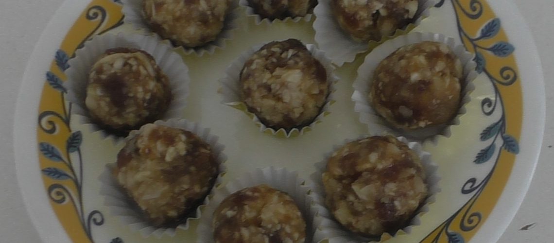 כדורי שקדים ותמרים